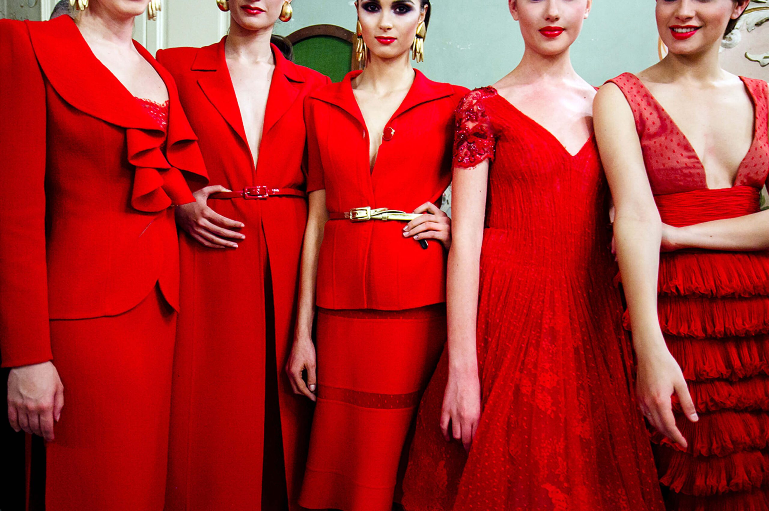 modelle vestite di rosso